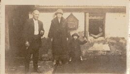 Lou Oates, Elsie, Des, Auntie Nel