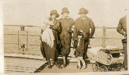 Jack Lewis, Nel Cook, Elsie Cook, Lil Cook, Des Lewis - Hobart